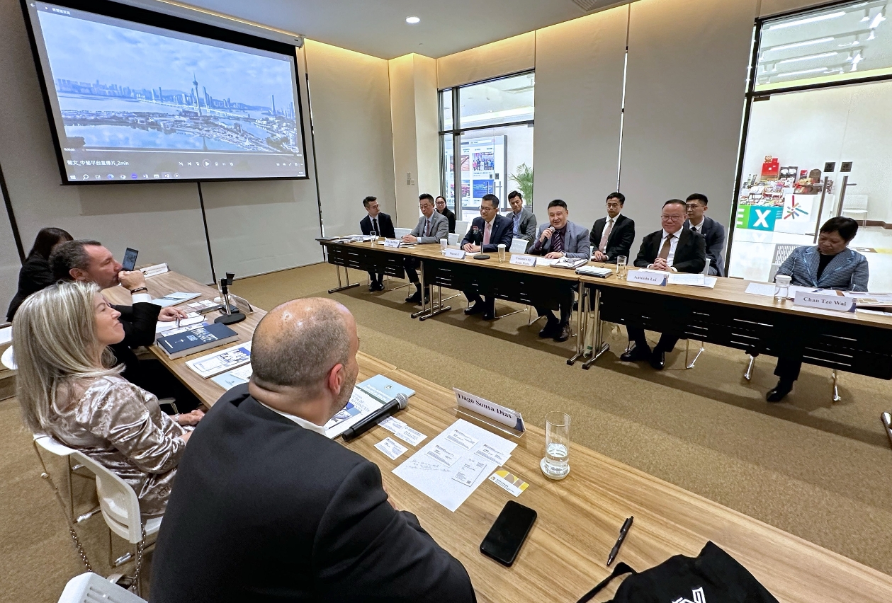 Os representantes dos serviços de coordenação económica e comercial de Macau e Hengqin apresentam as vantagens comerciais dos dois locais à delegação de Portugal de visita em Macau