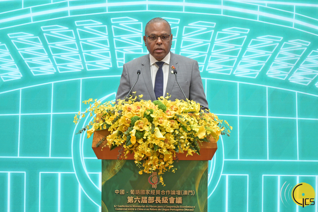 Ministro da Indústria e Comércio da República de Angola, Rui Miguêns de Oliveira, discursa na cerimónia da abertura daVI Conferência Ministerial do Fórum para a Cooperação Económica e Comercial entre a China e os Países de Língua Portuguesa (Macau).